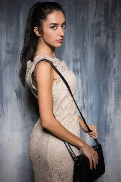 Retrato Jovem Morena Atraente Posando Com Bolsa Frente Parede Cinza — Fotografia de Stock