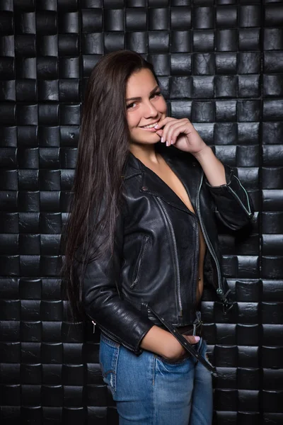 Joven Morena Sonriente Chaqueta Cuero Negro Posando Cerca Pared Negra — Foto de Stock