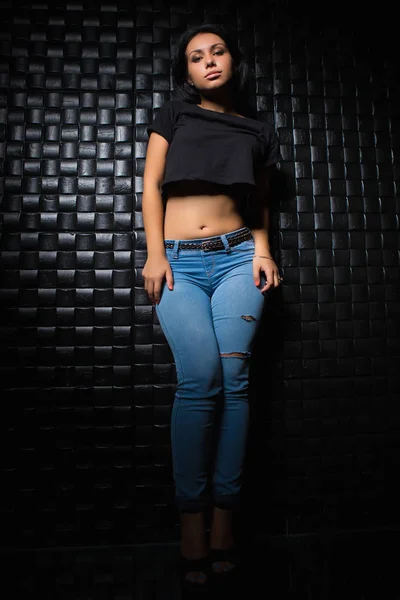 Young Pretty Brunette Black Top Jeans Posing Black Wall — Stock Photo, Image
