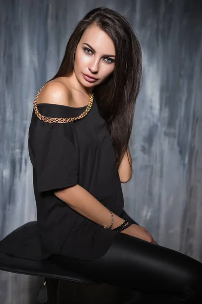 Portrait Nice Brunette Demonstrating Golden Chain Her Shoulders Front Grungy — Stock Photo, Image