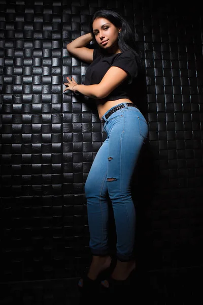 Joven Morena Posando Cerca Pared Negra — Foto de Stock