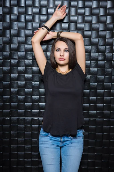 Jonge Brunette Vrouw Met Shirt Tegoed Voor Zwarte Muur — Stockfoto