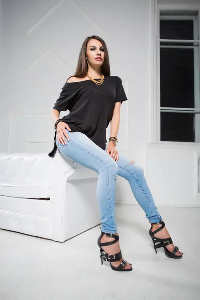 Bella Giovane Signora Jeans Blu Shirt Nera Seduta Sul Divano — Foto Stock