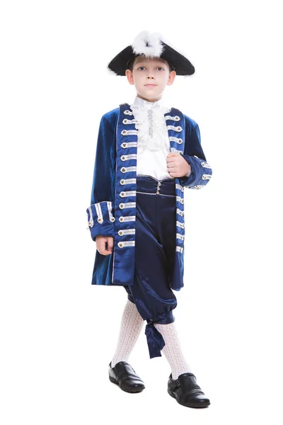 Σοβαρά Μικρό Αγόρι Που Φοράει Ιστορικά Ρούχα Απομονωμένα Λευκό — Φωτογραφία Αρχείου
