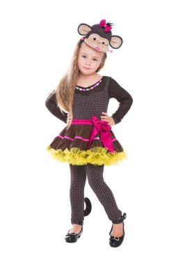 Aptal kostüm poz oynak küçük kız. Beyaz izole