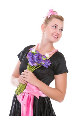 Çiçeklerle poz gülümseyen genç kadın portresi. Beyaz izole