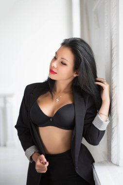 Siyah ceketli pencere poz güzel esmer