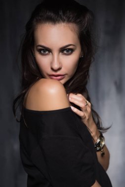 Seksi esmer çıplak omzuna gösterilen portresi