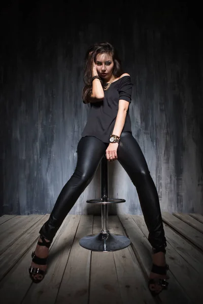 Modische Junge Frau Posiert Auf Stuhl — Stockfoto