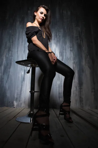 Attraktive Junge Frau Modischer Kleidung Posiert Auf Stuhl Und Blickt — Stockfoto