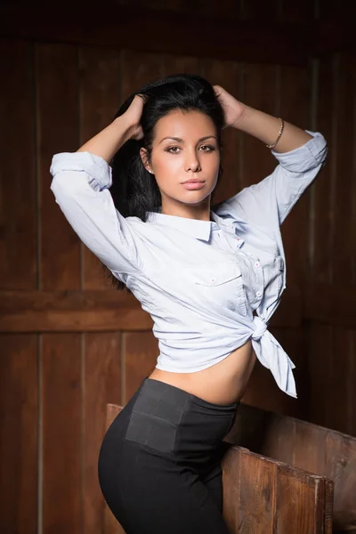 Atrakcyjny Brunetka Kobieta Białej Koszuli Czarne Spodnie Przed Drewniane Ściany — Zdjęcie stockowe