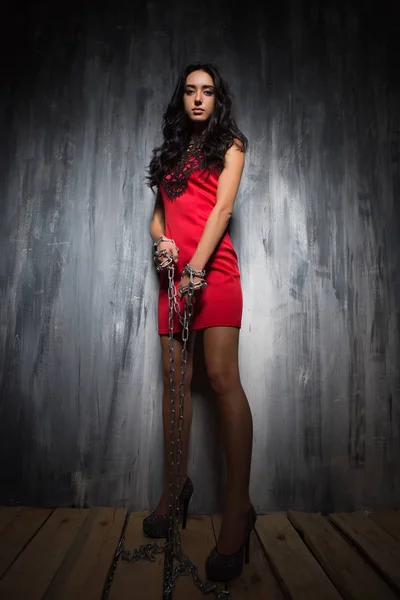 Seksi Esmer Kadın Zincirleri Ile Poz Kırmızı Kısa Elbise — Stok fotoğraf