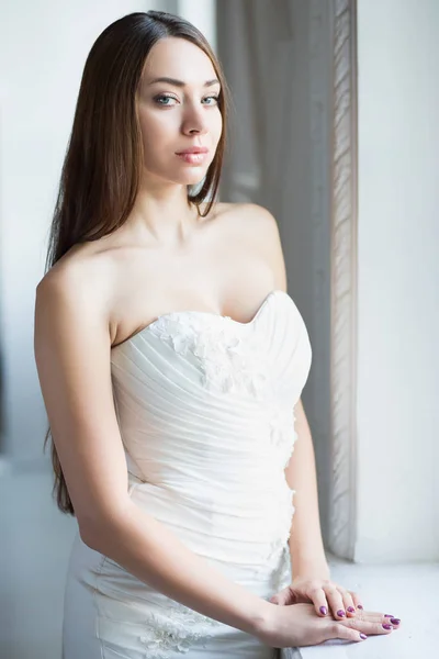 Ritratto Attraente Sposa Bruna Che Indossa Abito Sposa Guarda Fotocamera — Foto Stock