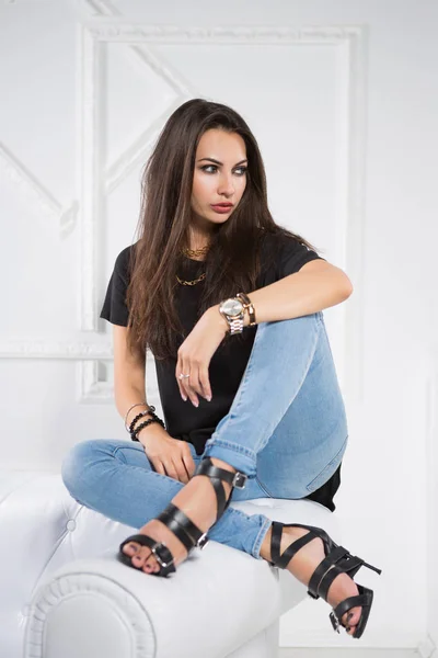 Ragazza Premurosa Jeans Blu Shirt Nera Seduta Sul Divano Interni — Foto Stock