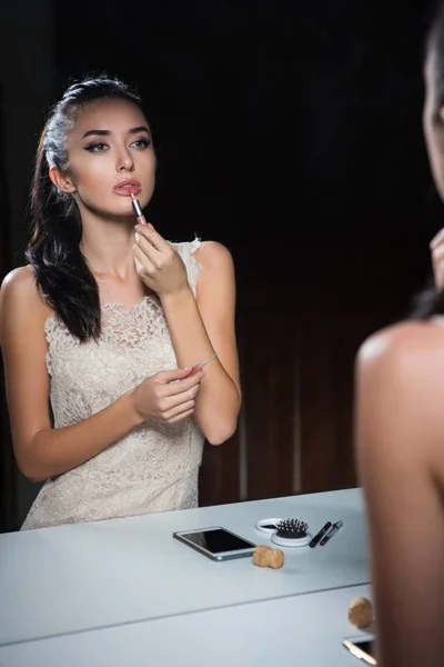 Reflection Beautiful Young Brunette Doing Makeup Front Mirror — Stock Photo, Image