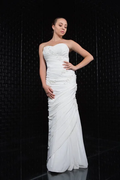 Nabídka Mladá Nevěsta Pózuje Bílé Luxusní Šaty — Stock fotografie