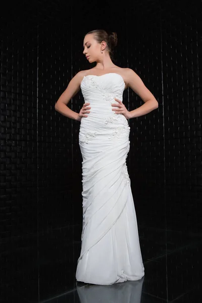 Atraktivní Mladá Nevěsta Pózuje Bílé Luxusní Šaty Vpředu Černá Stěna — Stock fotografie