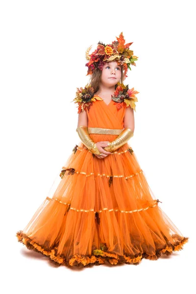 Καλός Κοριτσάκι Φορώντας Πορτοκαλί Φόρεμα Φθινόπωρο Και Στεφάνι Απομονωμένα Λευκό — Φωτογραφία Αρχείου
