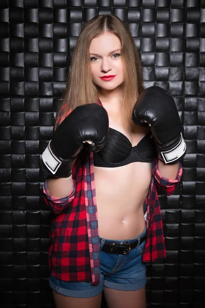 Mujer Bonita Joven Posando Camisa Cuadros Con Guantes Boxeo —  Fotos de Stock