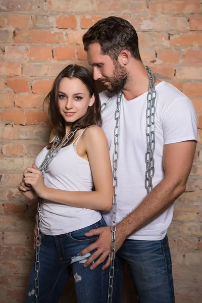 Jovem Casal Apaixonado Camisetas Brancas Posando Com Correntes Frente Parede — Fotografia de Stock