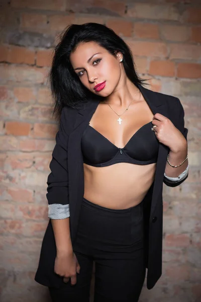 Daryoda yalangoch qiz