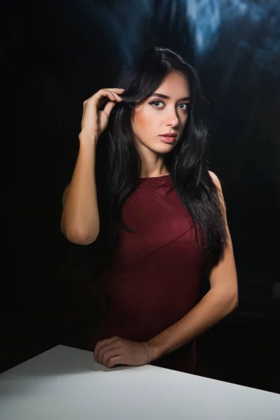 Hermosa Joven Morena Vestido Vinoso Mirando Cámara Negro —  Fotos de Stock