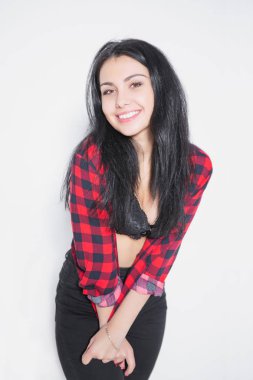 Genç esmer kameraya poz gülümseyen 