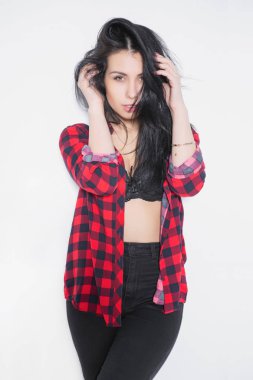 Kameraya poz güzel genç esmer 