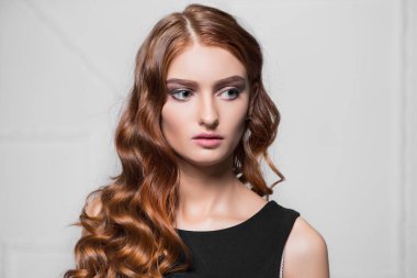 studio poz siyah elbiseli güzel kadın