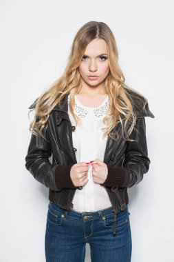 Şık giyim beyaz arka planı poz içinde sarışın genç kadın portresi