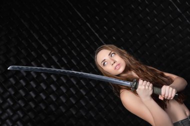 Kameraya poz genç kadın portresi 