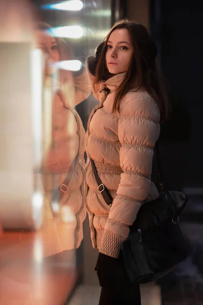Fiatal Téli Kabát Utcában — Stock Fotó