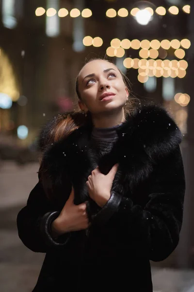 Kış Ceket Sokakta Genç Kadın — Stok fotoğraf