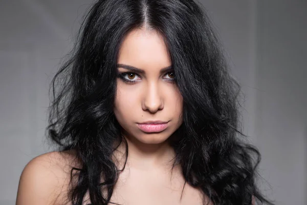 Portrait Beautiful Young Brunette Woman Looking Camera — Stock Photo, Image