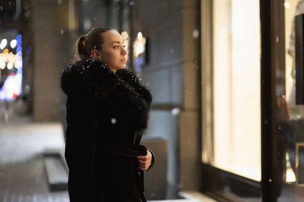 Jonge Vrouw Winter Jas Straat — Stockfoto