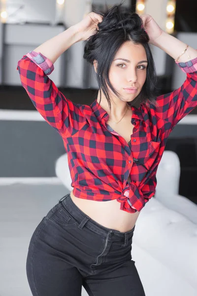 Bonito Jovem Mulher Camisa Posando Câmara — Fotografia de Stock