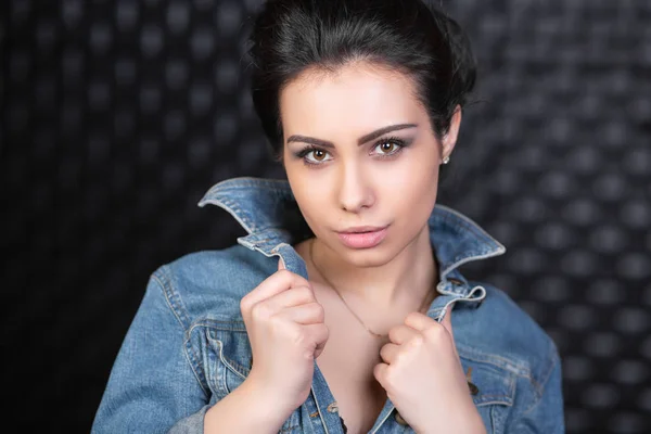 Portret Van Mooie Brunette Vrouw Focus Voorgrond — Stockfoto