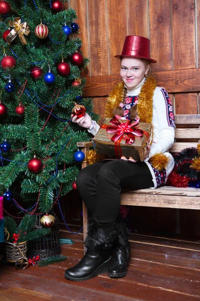 Menina Sorridente Com Presente Sentado Perto Árvore Natal Quarto — Fotografia de Stock