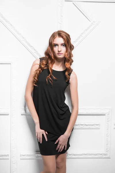 Schöne Frau Schwarzen Kleid Posiert Studio — Stockfoto