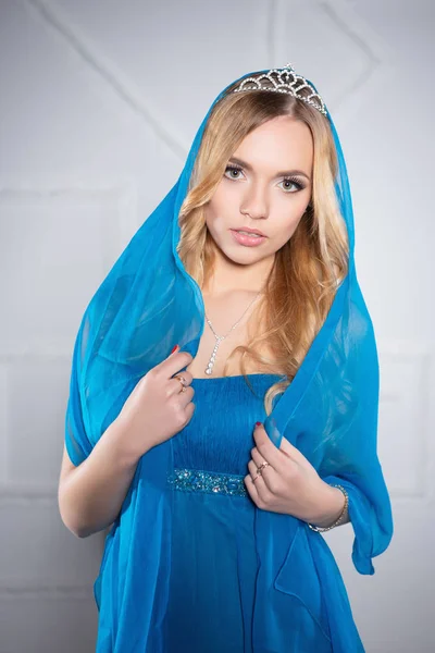 Portret Van Charmante Dame Blauwe Prinses Kostuum Studio — Stockfoto