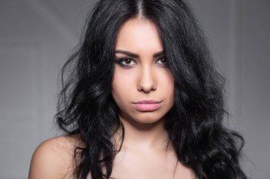 Retrato de una bella mujer morena mirando a cámara