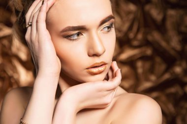 Dalgın genç model kameraya poz portresi  