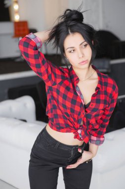 Dalgın esmer Studio poz