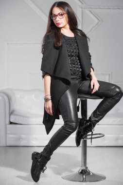 Genç çekici kadın kameraya poz veriyor.