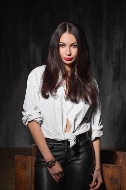 Genç çekici kadın kameraya poz veriyor.