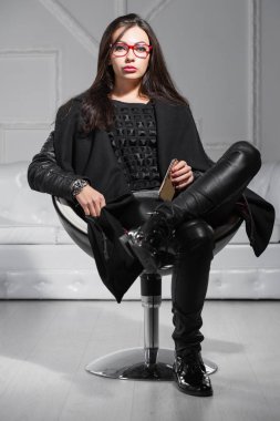 Genç çekici kadın kameraya poz veriyor.