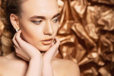 Stüdyoda poz çekici sarışın kadın