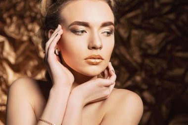 Kameraya poz makyaj ile düşünceli kadın  