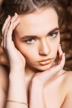 Çekici genç model kameraya poz portresi  