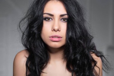 Retrato de una bella mujer morena mirando a cámara